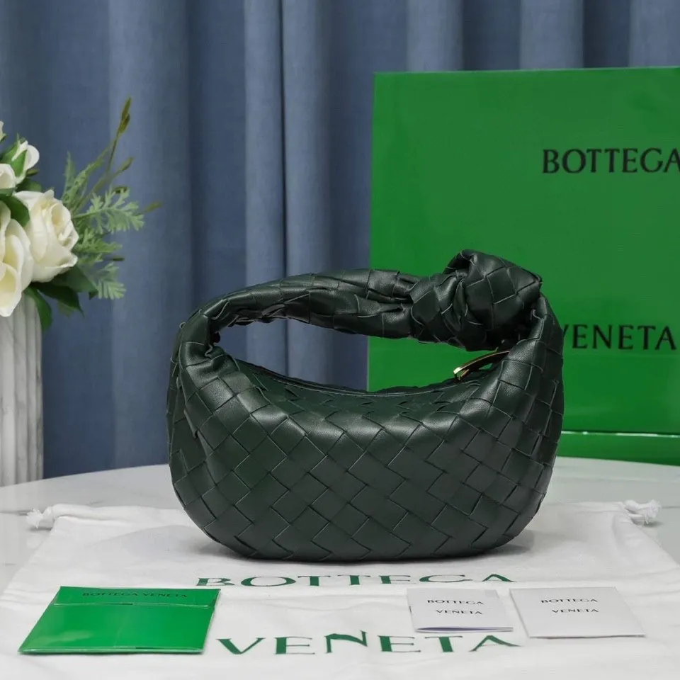Batch 1120 BV Bottega Veneta's new early spring women's MINI JODIE handbag BV bag 🔥The new method is based on the original rounded corners, knotted with classic woven leather round hobo bag, The most iconic triangular pull-out design, using sheepskin draped soft shape, is super suitable for concave shapes~ Jodie feels really gentle to people, and is definitely the best item for daily matching. It has the same weave, new elements and twists, is compact and versatile, and is the new favorite of street style Internet celebrities! Dimensions: 23x28x8 Model: 6699-1